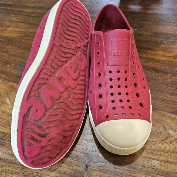 Native, red slip on shoes, junior size j2 - Picture 7 of 7